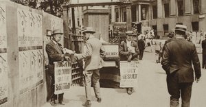 Krantenverkopers op Trafalgar Square, uit Wonderful London, gepubliceerd 1926-27 door English Photographer